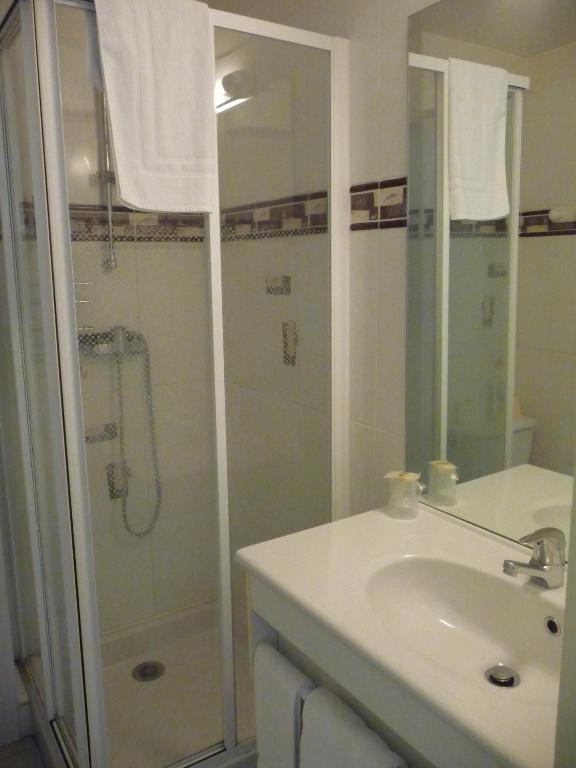 Hotel Les Tilleuls De Pareloup A Salles-Curan Phòng bức ảnh
