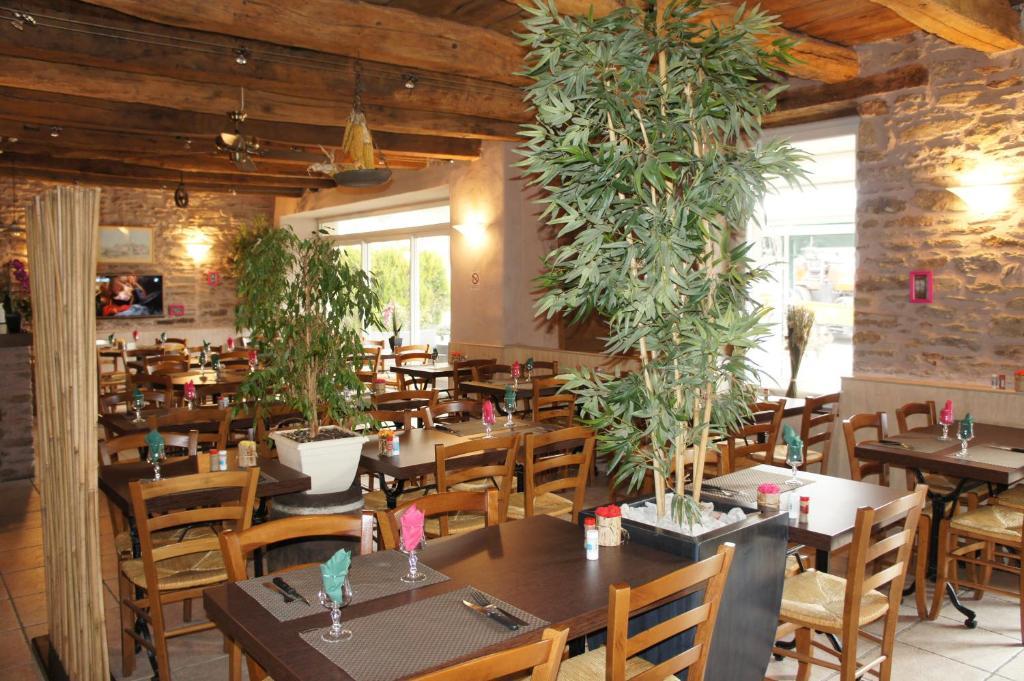Hotel Les Tilleuls De Pareloup A Salles-Curan Ngoại thất bức ảnh